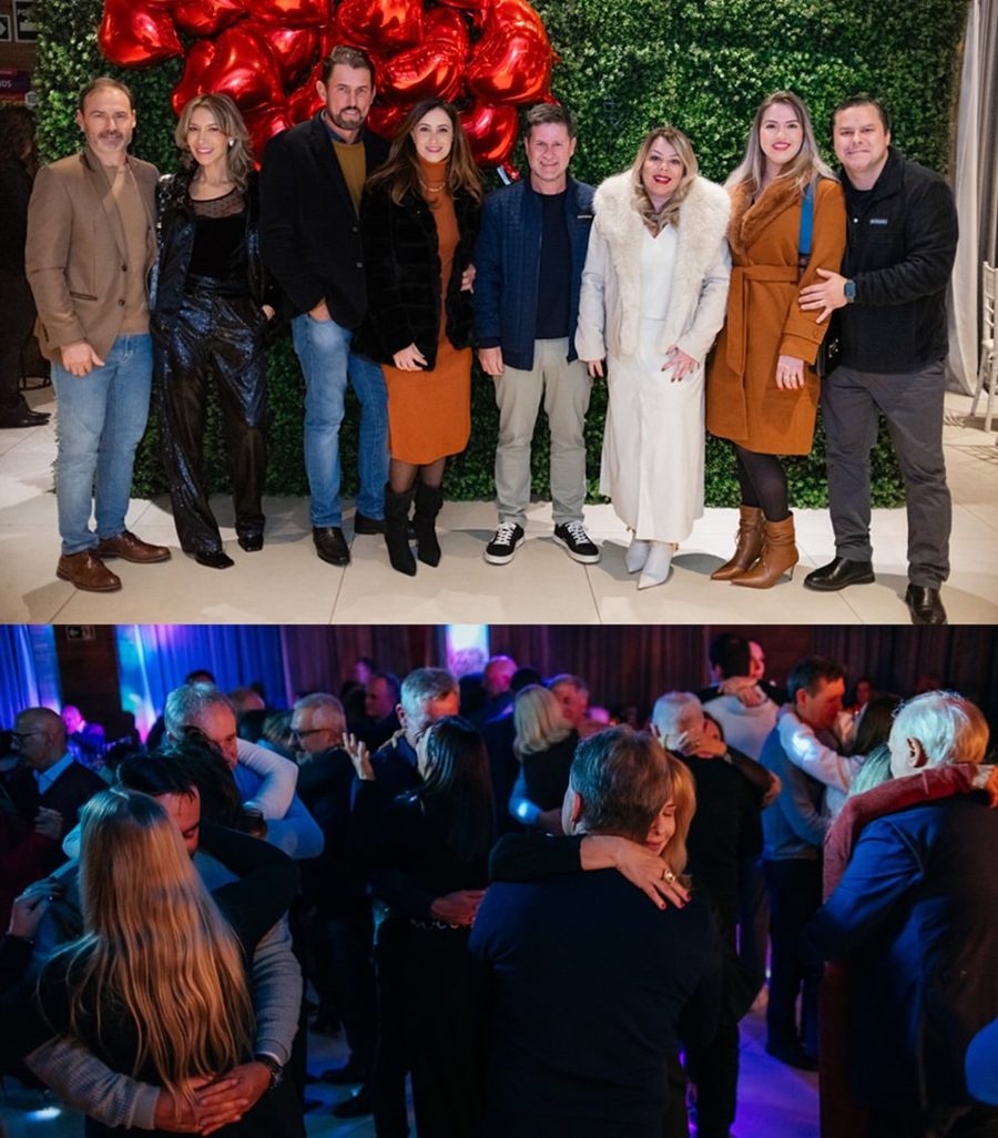 Grupo reunido em baile de gala