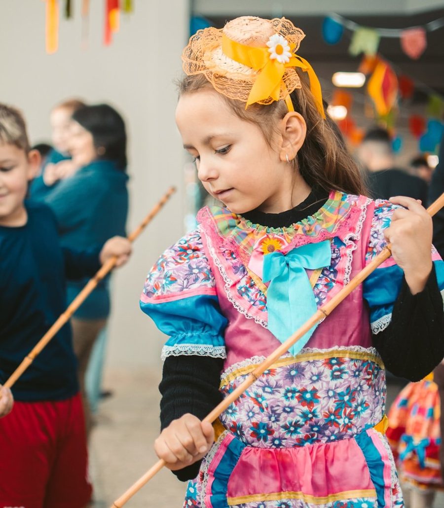 Menina em traje típico de festa junina