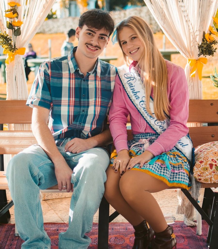 Casal jovem posando em festa junina