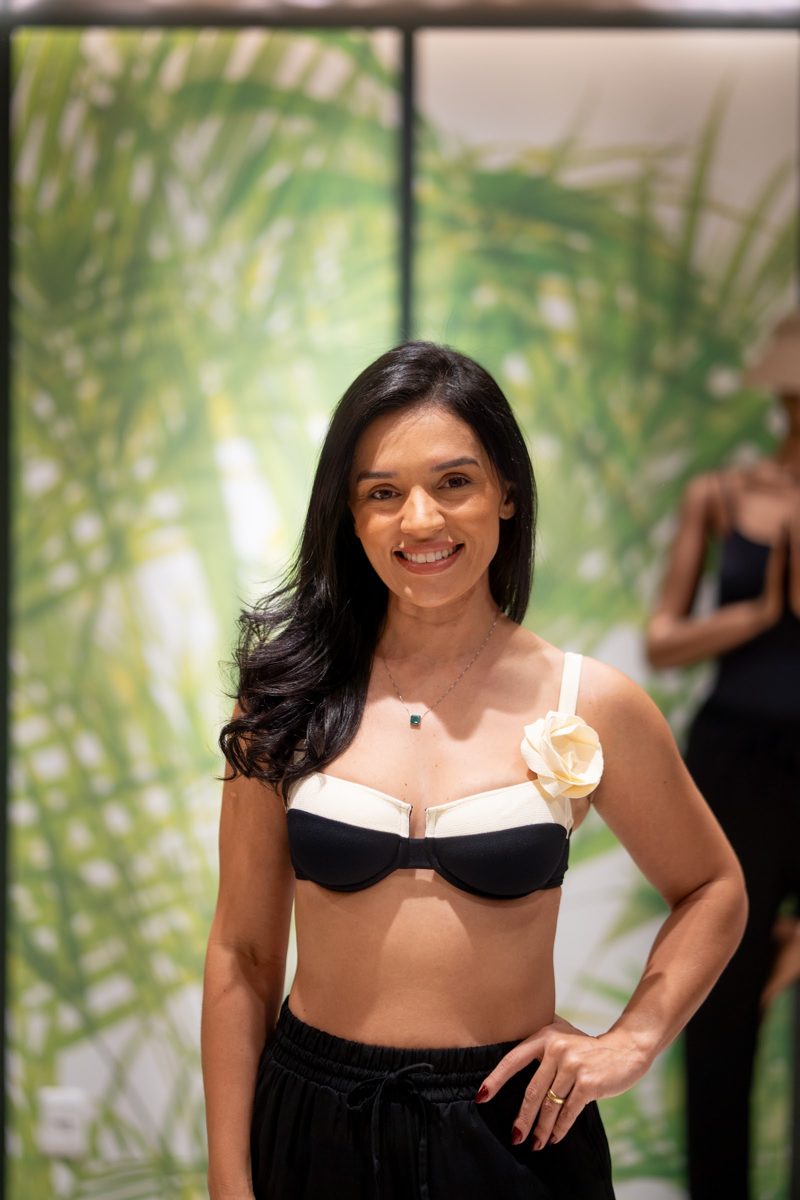 Modelo sorrindo em ensaio de moda na loja Hope Resort
