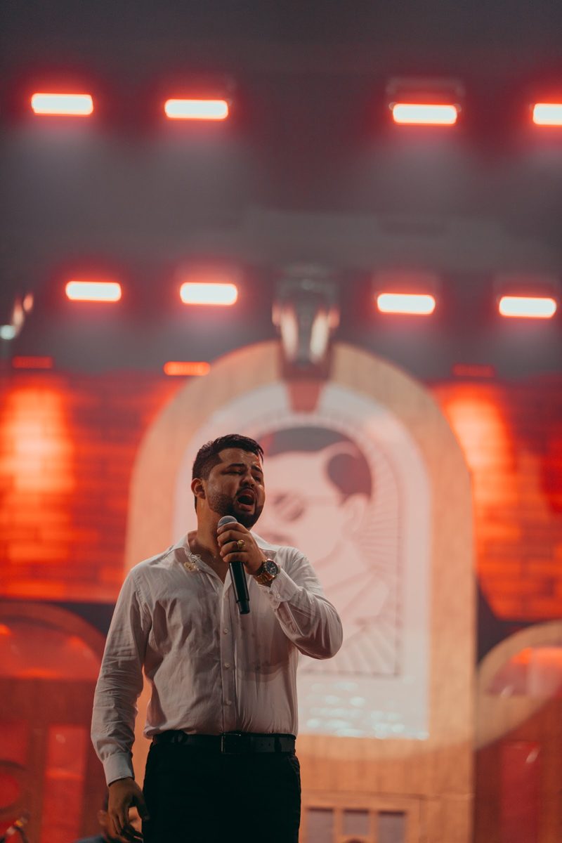 Cantor no palco sob luz vermelha