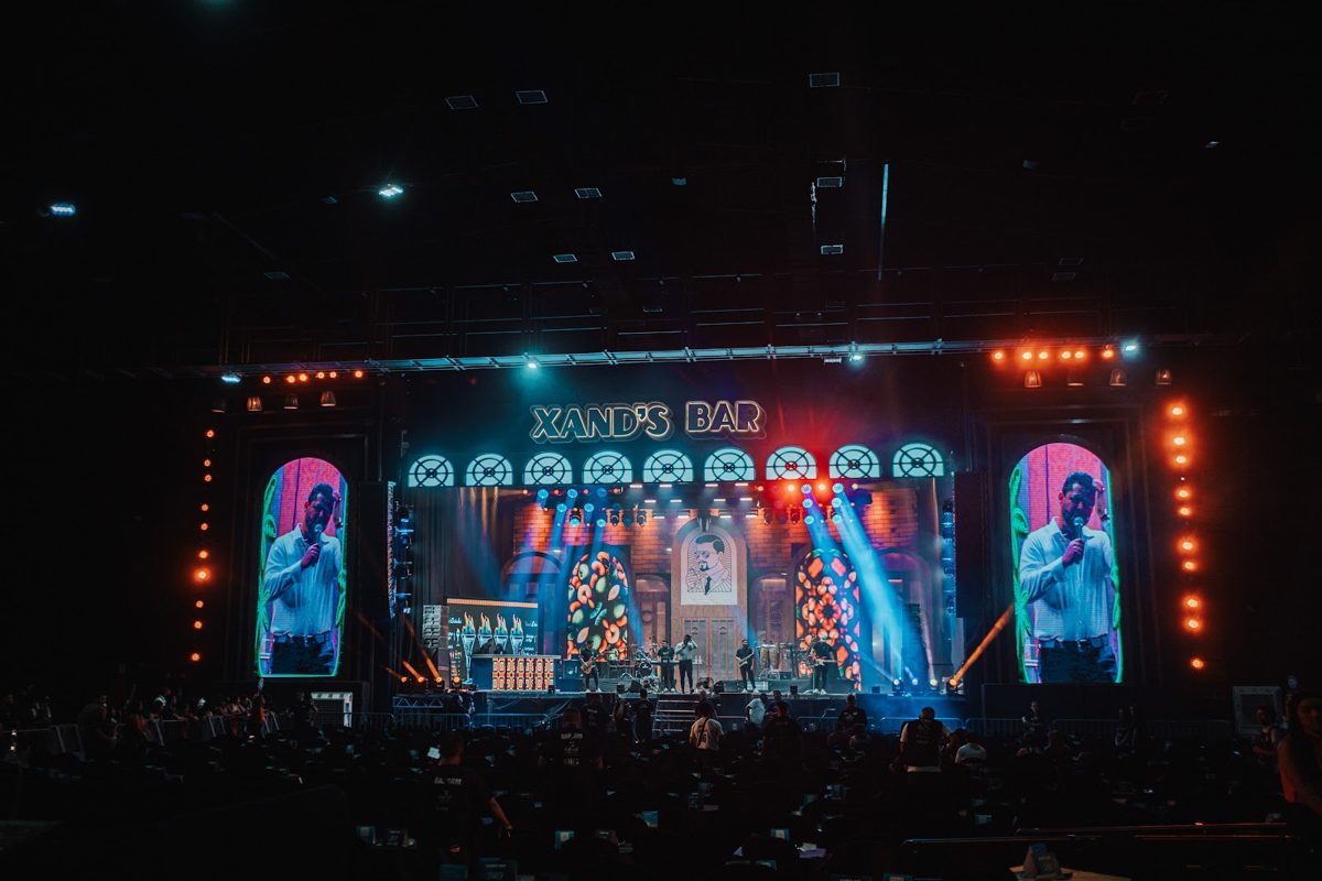Palco iluminado durante show do Xand Avião