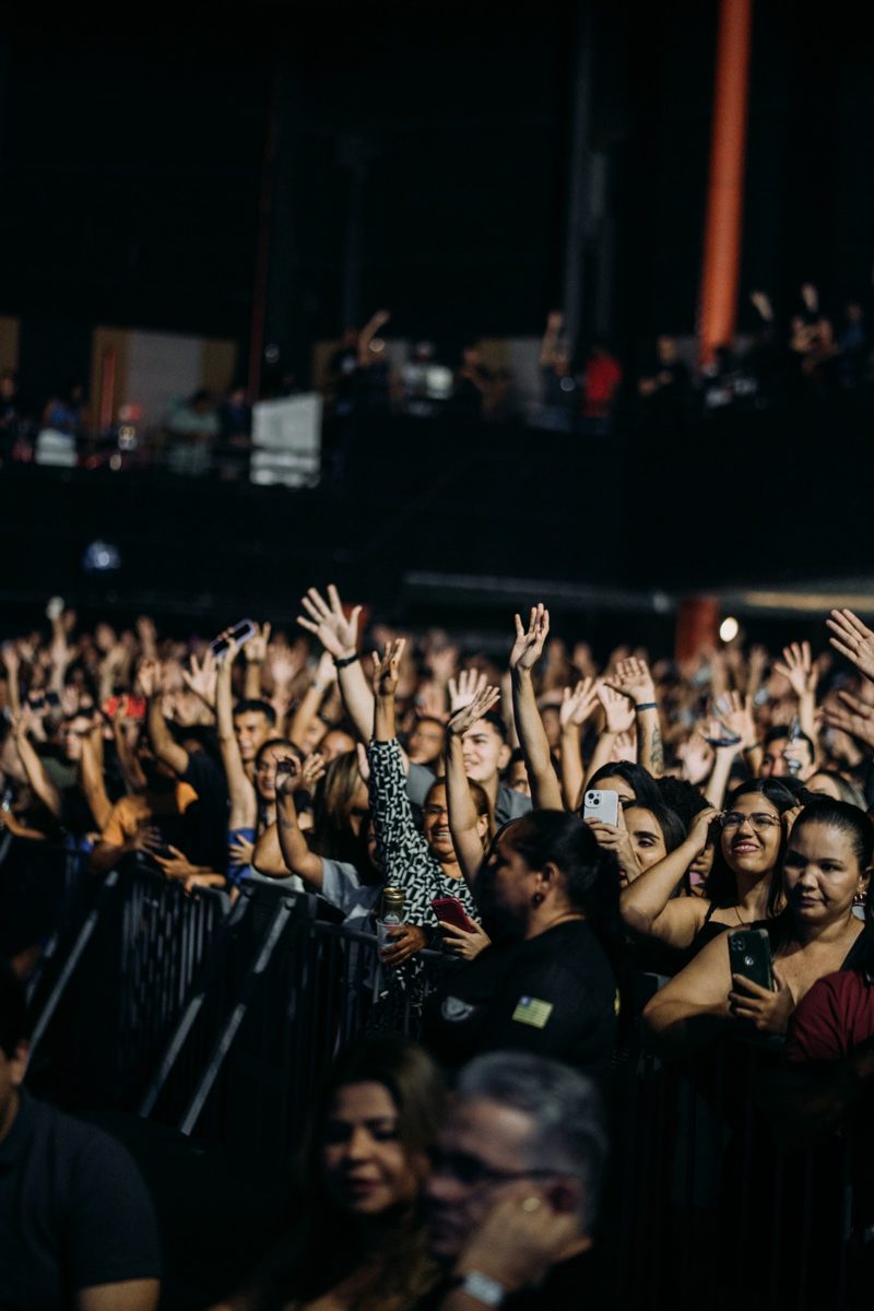 Plateia de mãos levantadas durante o show